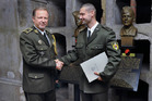  Velitel Pozemních sil OS SR brig.gen. Novosad blahopřeje prvnímu slovenskému absolventu kurzu Komando čet. Peteru Sedliakovi