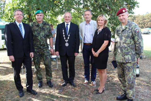 Zleva: 2. místostarosta Sokolova Karel Jakobec, ZNGŠ-NŠ AČR genpor. František Malenínský, starosta Sokolova Jan Picka, ministr obrany Martin Stropnický, 1. místostarostka Renata Oulehlová, velitel 4.brn plk. Náhončík