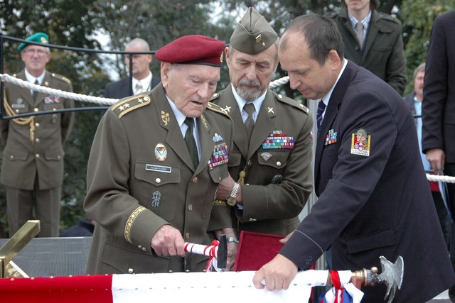 Součástí ceremoniálu bylo tradiční zatloukání hřebů do žerdě praporu České družiny - provedl ho také generál Jaroslav Klemeš