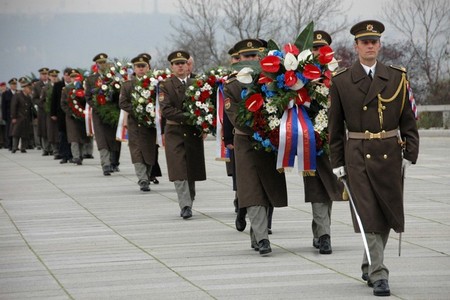 Z ceremoniálu položení věnců