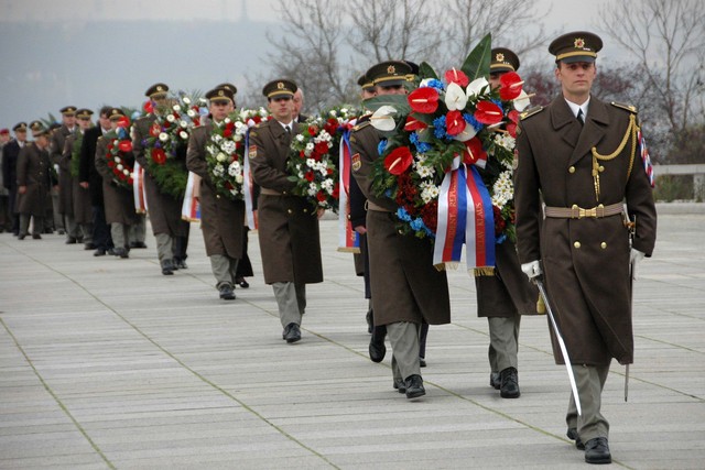 Z ceremoniálu položení věnců