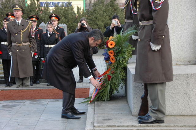 Desítky lidí si přišly na Olšanské hřbitovy připomenout Den obránců vlasti 3