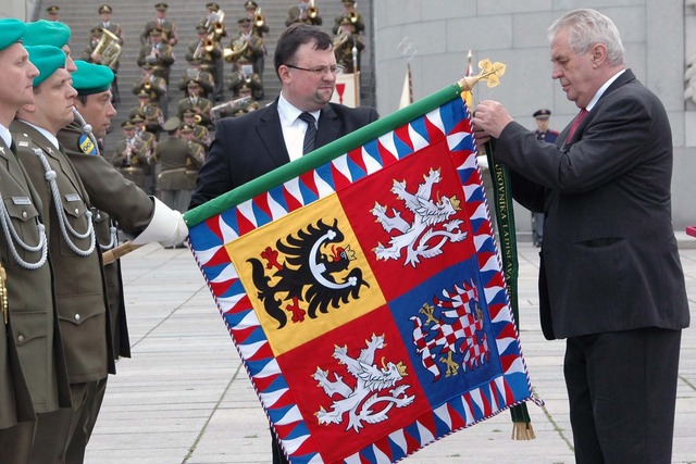 Miloš Zeman dekoruje stuhou bojový prapor praporu zabezpečení Velitelství výcviku - VA Vyškov