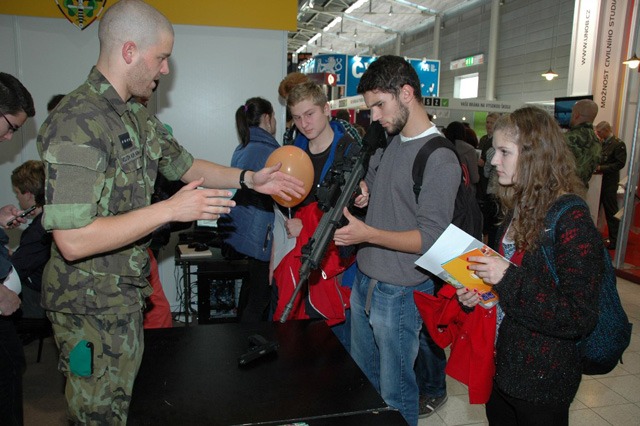 Středoškoláci si mohli prohlédnout útočnou pušku CZ 805 BREN