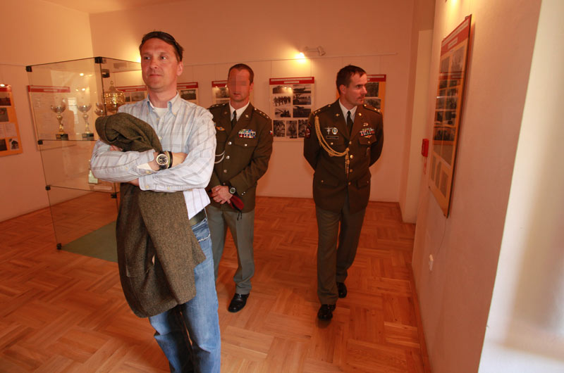 H.Slavík a velitel 601. skupiny speciálních sil na výstavě v prostějovské galerii Špalíček (2)