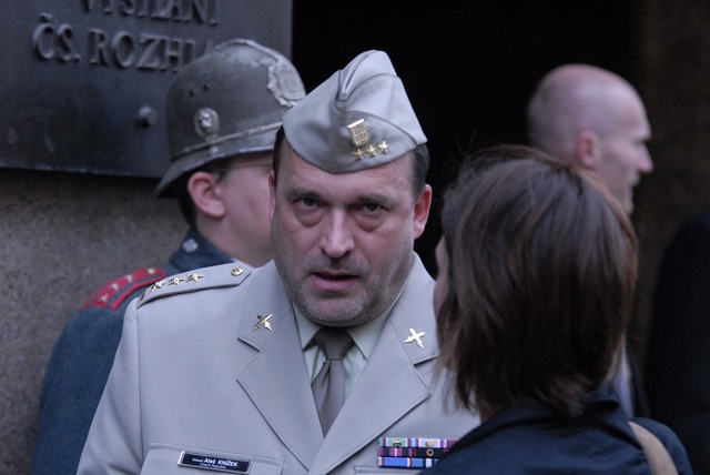 Ředitel Vojenského historického ústavu Praha plukovník Aleš Knížek před budovou rozhlasu