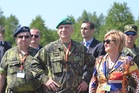 Simulované ukázce přihlíží generálmajor Jiří Baloun, 1. zástupce NGŠ AČR (uprostřed) a Iva Kubáňová, ředitelka bezpečnosti elektráren ČEZ (vpravo)