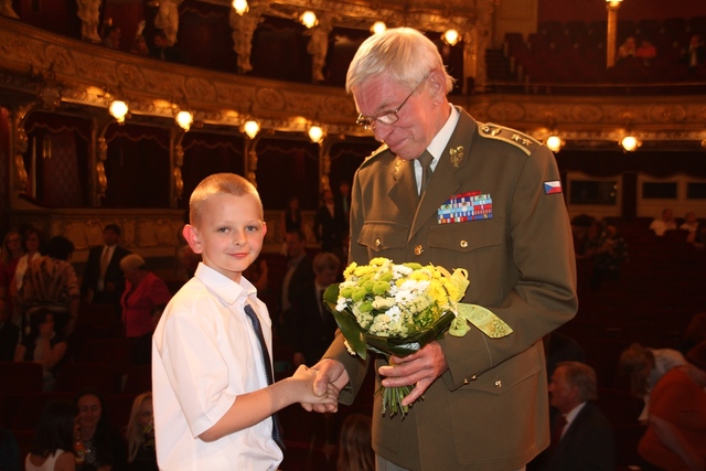  Po oficiálním programu se k zástupu gratulantů k ocenění přidávali další.