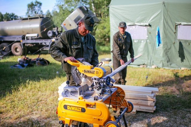 Ženisté na Bahnech disponují i mobilním pracovištěm pro zpracování dřeva