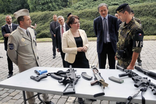 Vojenští policisté předvedli ministryni obrany Gruzie techniku, kterou používají jejich pyrotechnici 3