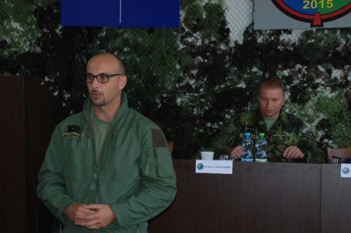 Řídící za letovou činnost cvičení major Jan Vanický odpovídal na dotazy k letové technice cvičení