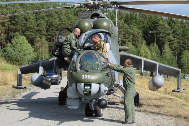 Velitel americké jednotky podplukovník Welch se seznamuje s českým vrtulníkem Mi-24