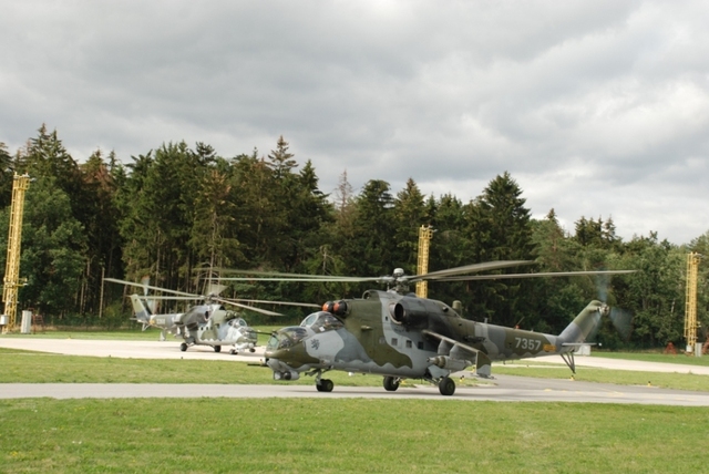  Bitevní vrtulníky Mi-24 krátce před vzletem do VVP Libavá