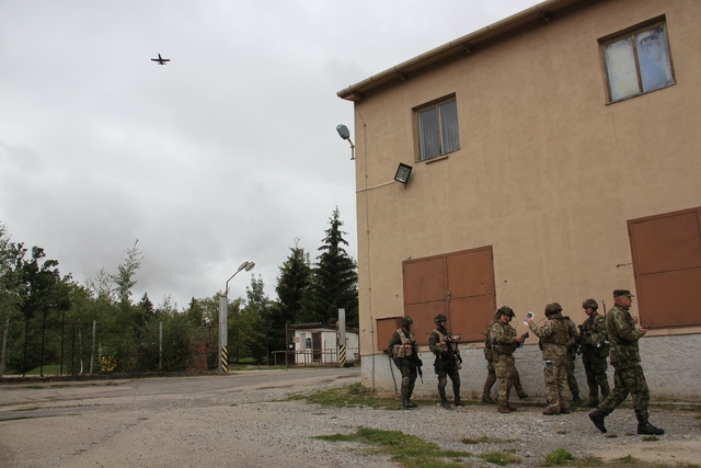  Úkol splněn – bojová jednotka odchází k vyhodnocení scénáře a letoun L-39 odlétá na 22. základnu vrtulníkového letectva