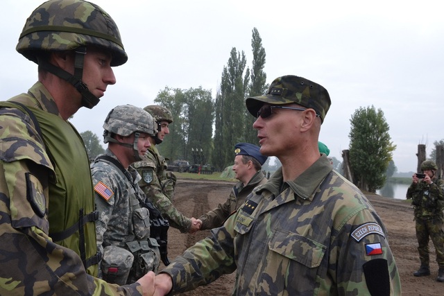 Práci ženistů ocenil velitel 15. ženijního pluku plukovník Robert Bielený (vpravo)