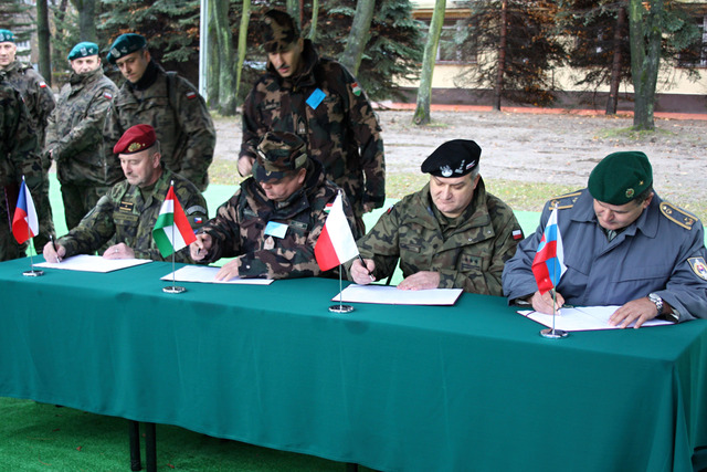 Technickou dohodu o vzájemné spolupráci participujících států V4 EU BG  za českou stranu podepsal zástupce velitele Pozemních sil AČR brig. gen. Ladislav Jung  