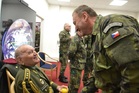 Brigádní generál Ladislav Jung (vpravo) v rozhovoru s druhoválečným veteránem generálem Jaroslavem Klemešem