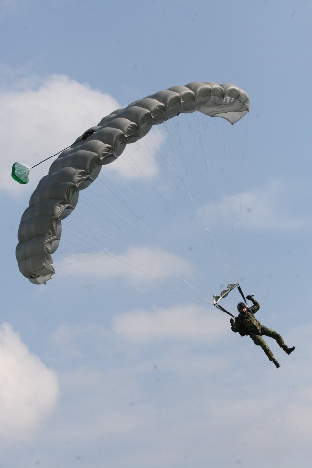 Instruktoři výsadkové přípravy se zdokonalují v seskocích na sportovních padácích typu „křídlo“