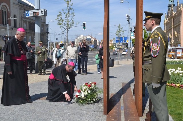 Mons. Tomáš Holub, první kaplan AČR, uctil památku padlých u památníku gen. G. S. Pattona