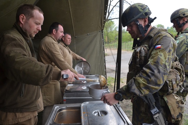 Nedílnou součástí cvičení jsou i podpůrné jednotky - včetně vojenských kuchařů.