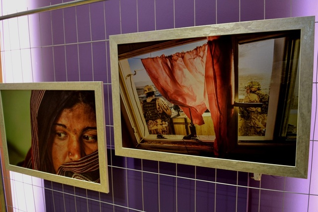Fotografie byly vytištěny speciální metodou na pozinkovaný plech