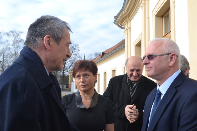 Ministr obrany Martin Stropnický (vlevo) v rozhovoru s hlavní lékařkou MUDr.  Martinou Vrublovou a primářem oddělení MUDr. Pavlem Pokorným