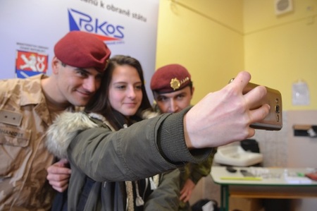 A nezbytné „selfíčko“ s vojáky na památku…