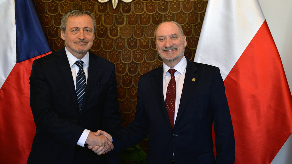 Ministr obrany Martin Stropnický s polským kolegou Antoni Macierewiczem