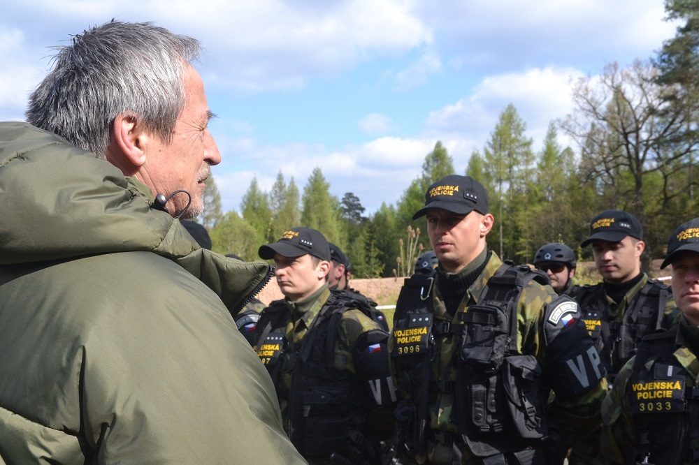 Ministr obrany Martin Stropnický v diskusi s vojenskými policisty