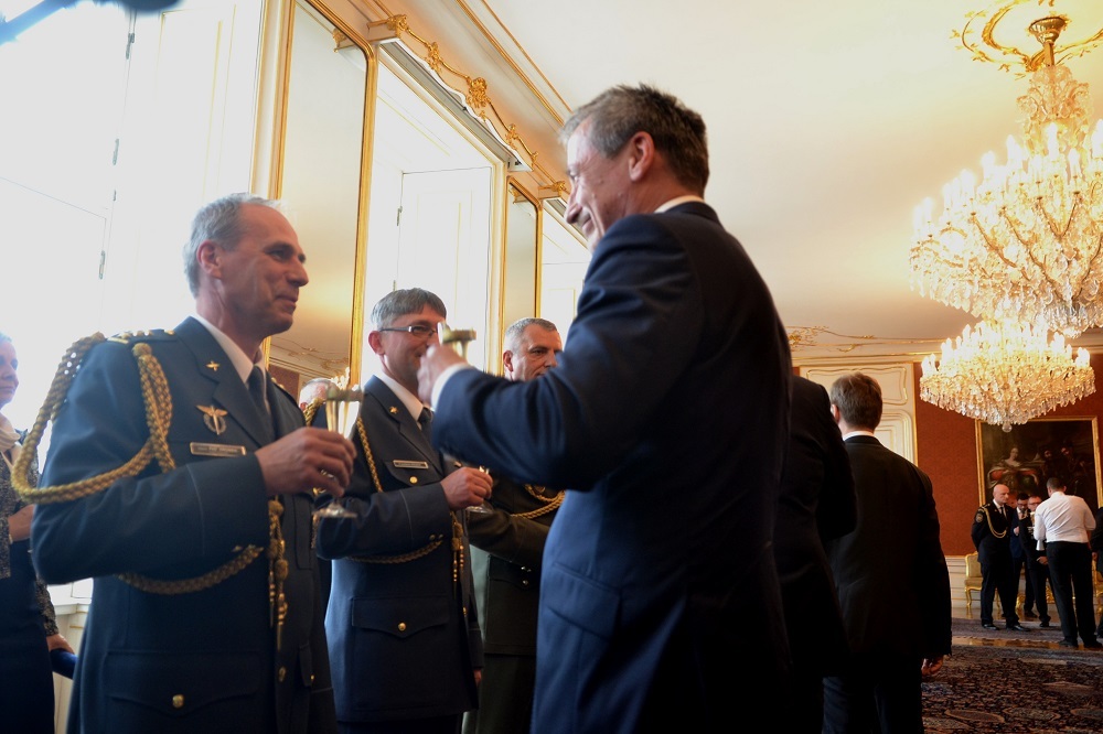 Ministr obrany Martin Stropnický blahopřeje nově jmenovaným generálům