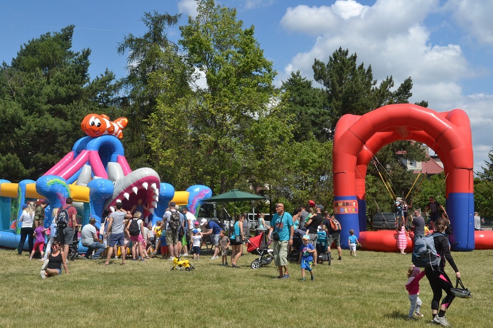 Pro nejmenší děti byl připraven skákací hrad a pro ty větší bungee jumping