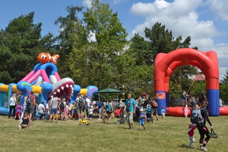 Pro nejmenší děti byl připraven skákací hrad a pro ty větší bungee jumping