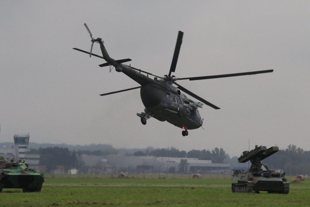  Vzdušná podpora útoku příslušníků 7. mechanizované brigády na povstalce