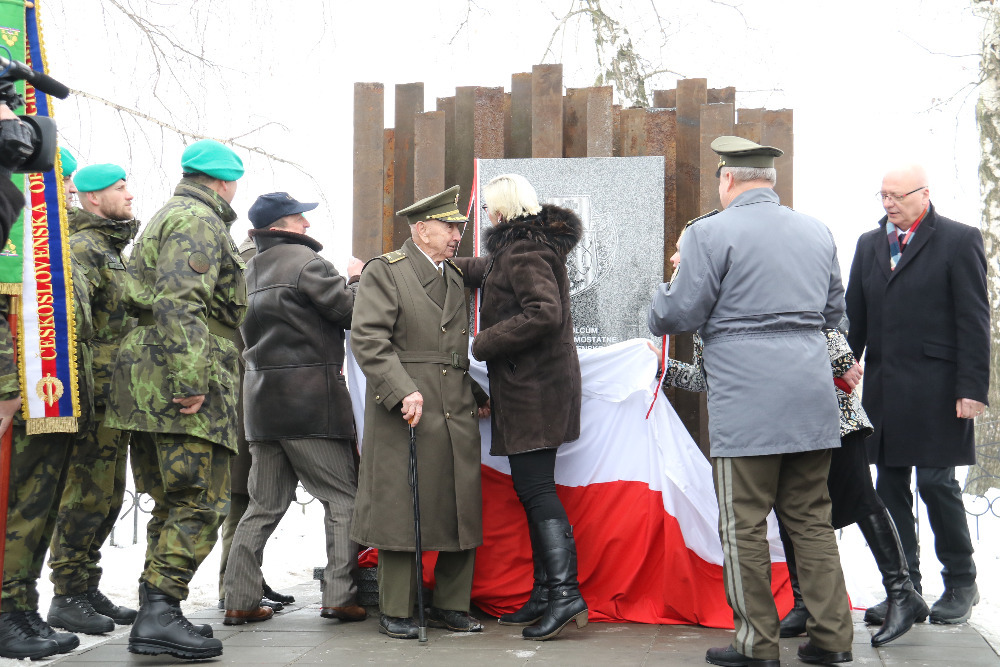 Odhalení nového pomníku na pohřebišti československých legionářů ve Velké Doči