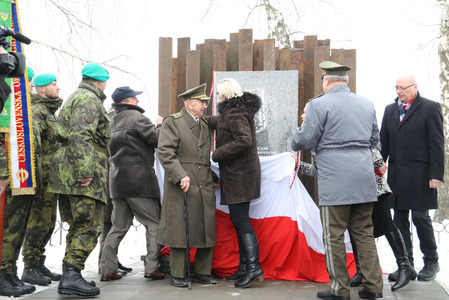 Odhalení nového pomníku na pohřebišti československých legionářů ve Velké Doči