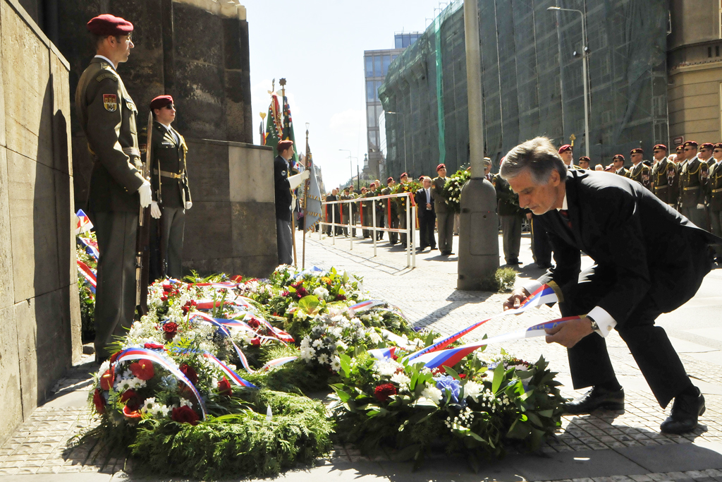 K pamětní desce chrámu sv. Cyrila a Metoděje položil věnec také velvyslanec Slovenské republiky v České republice Peter Weiss