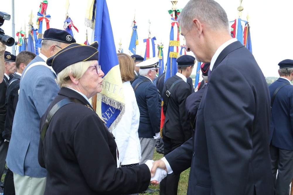 Andrej Babiš zdraví francouzské veterány
