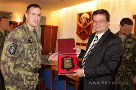 Ministr obrany přebírá plaketu jednotky od velitele 601. skss