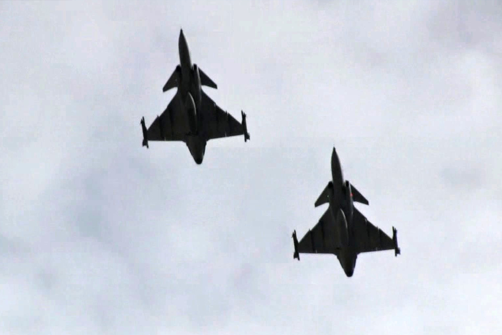  Průlet Gripenů nad náměstím Svobody