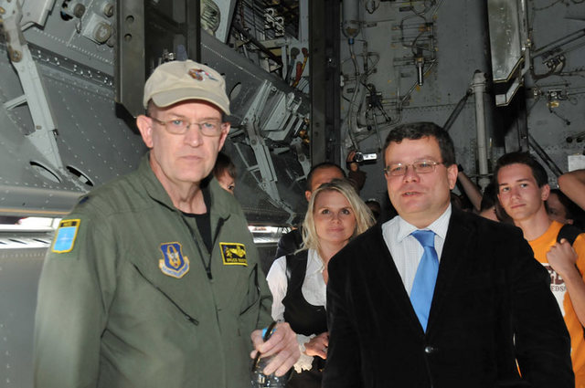 Ministr obrany si se zájmem v doprovodu amerických letců prohlédl jejich stroj B-52