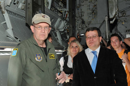 Ministr obrany si se zájmem v doprovodu amerických letců prohlédl jejich stroj B-52