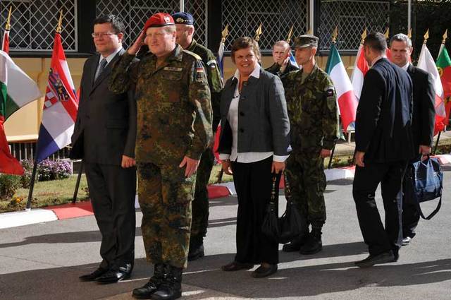 Přijetí české delegace na velitelství sil KFOR v Prištině generálem Bühlerem