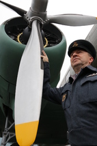 Pilot letadla pózuje u „svého“ letounu