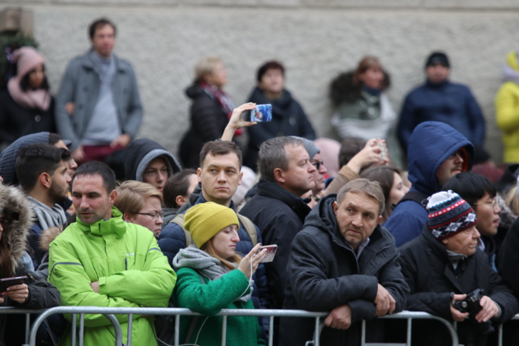 Slavnostnímu aktu přihlíželo na III. nádvoří Pražského hradu mnoho návštěvníků a turistů