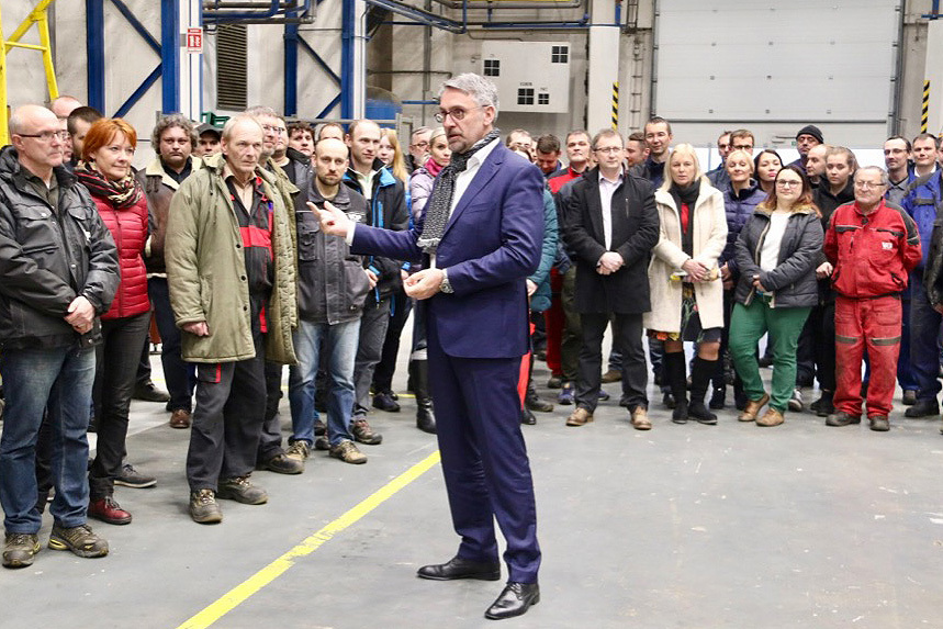 Ministr Metnar v jedné z výrobních hal státního podniku VOP CZ, s.p. debatoval se zaměstnanci