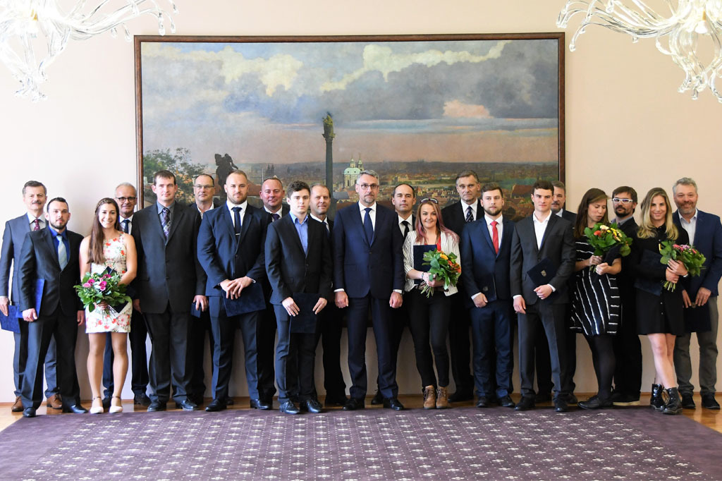  Společná fotografie ministra s oceněnými sportovci a trenéry 