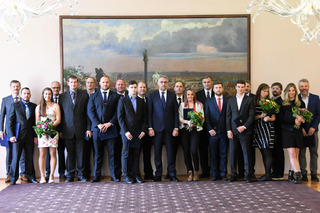  Společná fotografie ministra s oceněnými sportovci a trenéry 