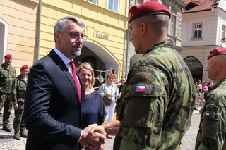 Ministr obrany Lubomír Metnar blahopřeje oceněným vojákům