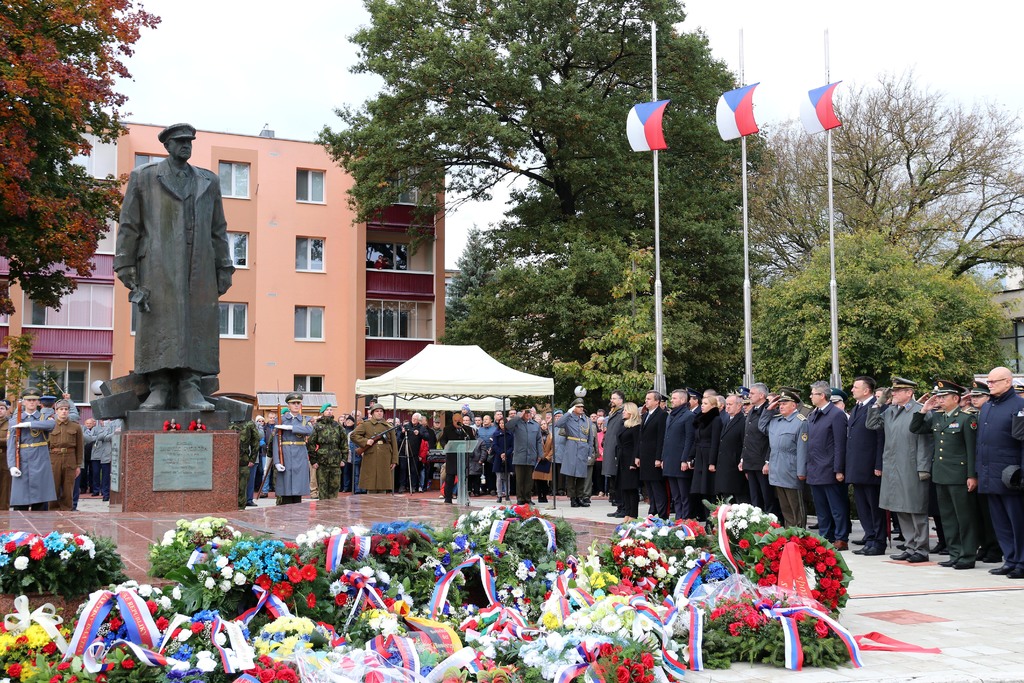 Sochu generála Svobody zaplavily desítky věnců. Když na závěr ceremoniálu zněla česká hymna, doprovázeli ji zpěvem slovenští občané. 