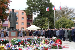 Sochu generála Svobody zaplavily desítky věnců. Když na závěr ceremoniálu zněla česká hymna, doprovázeli ji zpěvem slovenští občané. 